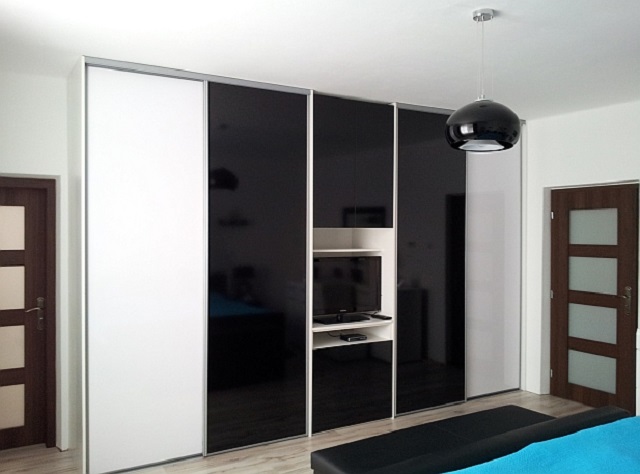 černo bílá skříň