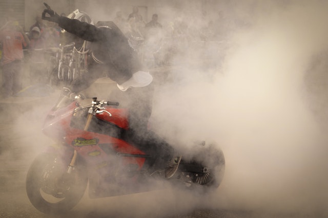 motorka v dyme