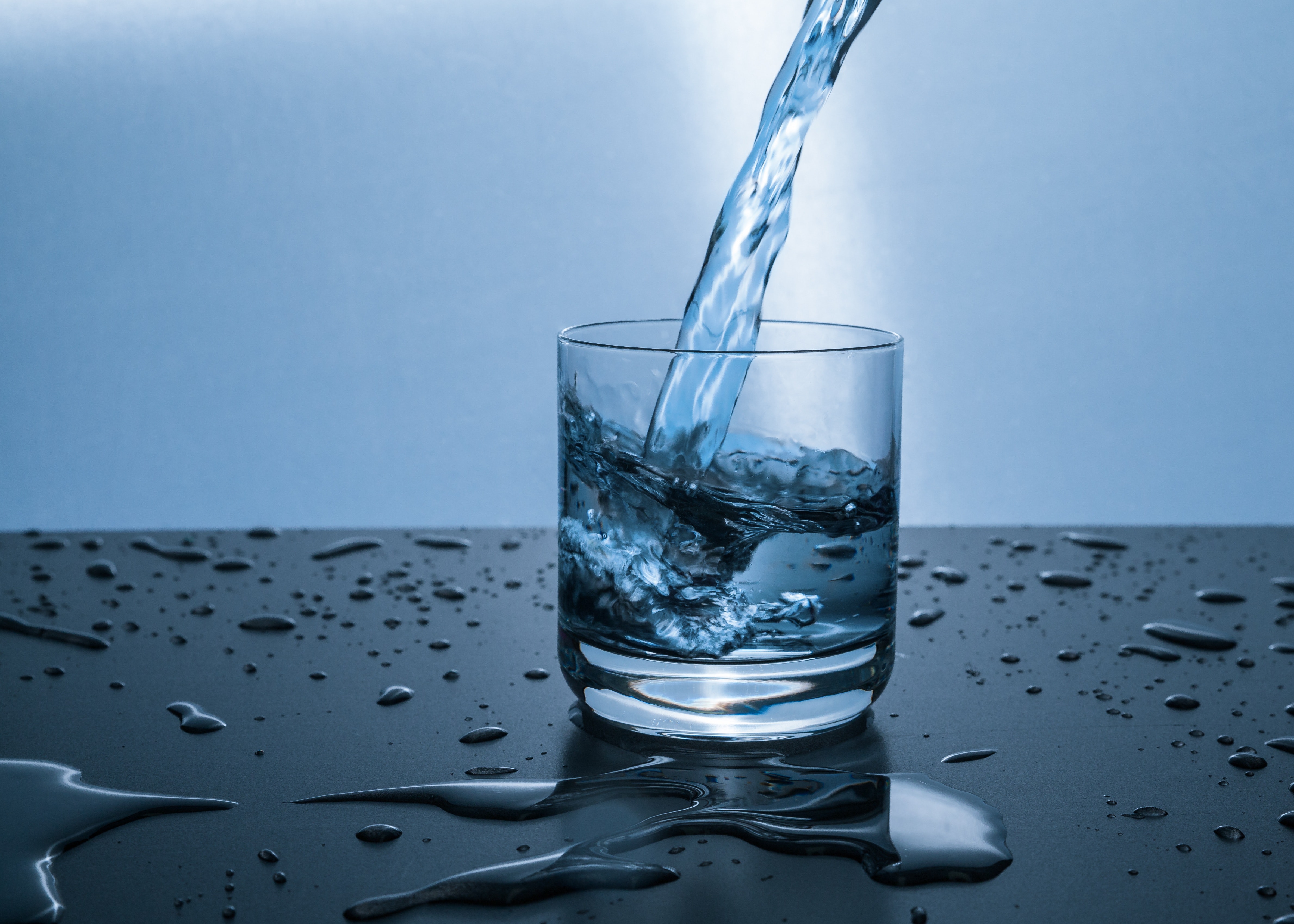 pohár s vodou