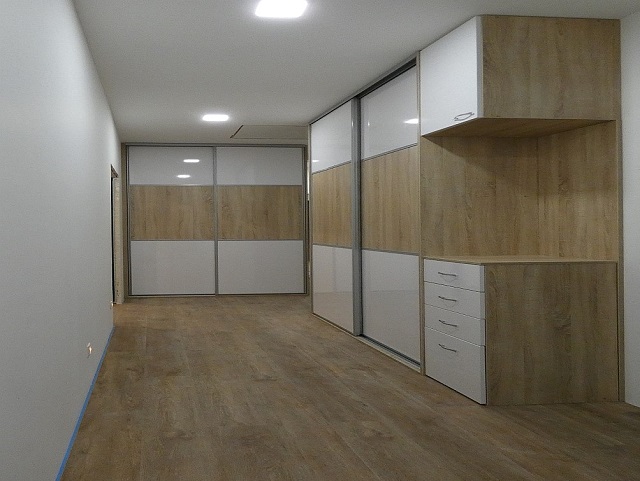 vestavěná skříň